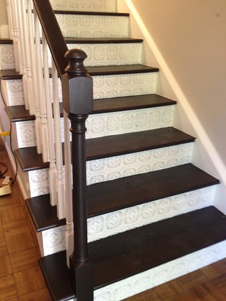 На фото: прямая лестница среднего размера в стиле неоклассика (современная классика) с крашенными деревянными ступенями с