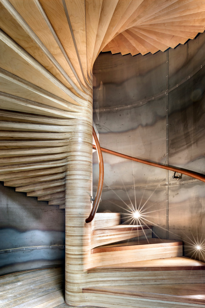 Свежая идея для дизайна: винтовая деревянная лестница среднего размера в стиле лофт с деревянными ступенями - отличное фото интерьера
