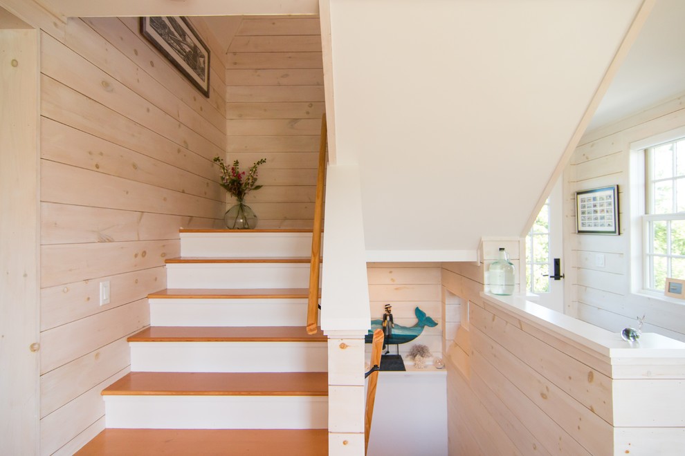 Ejemplo de escalera recta campestre pequeña con escalones de madera y barandilla de madera