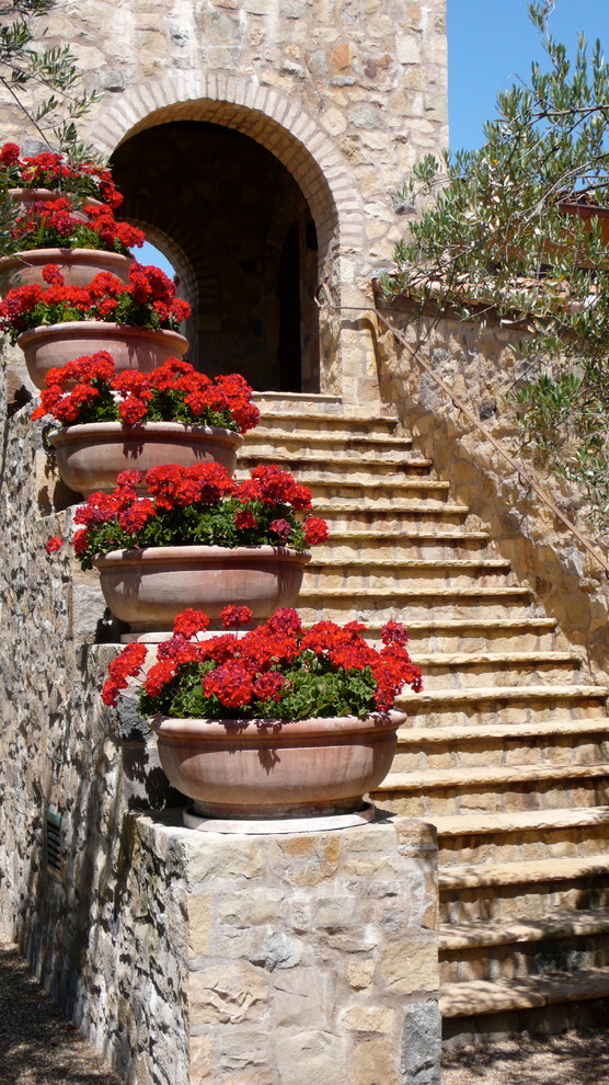 На фото: прямая лестница в средиземноморском стиле с
