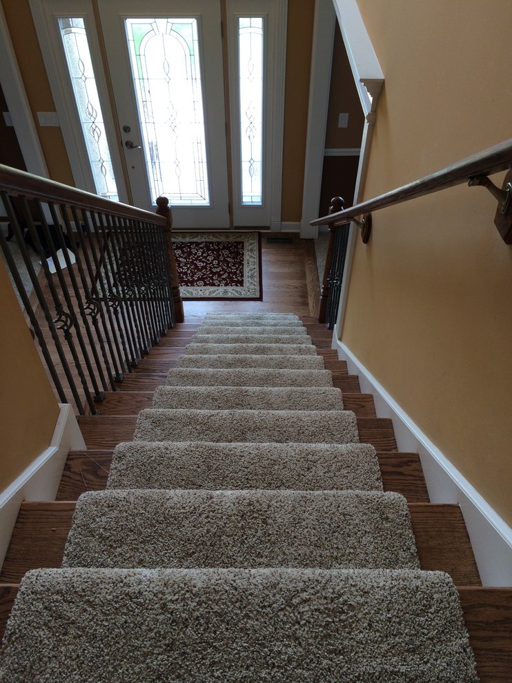 Пример оригинального дизайна: прямая деревянная лестница в современном стиле с деревянными ступенями