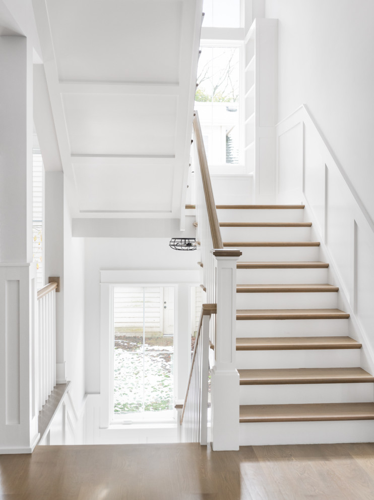 Источник вдохновения для домашнего уюта: п-образная лестница в стиле кантри с деревянными ступенями, крашенными деревянными подступенками, деревянными перилами и панелями на стенах