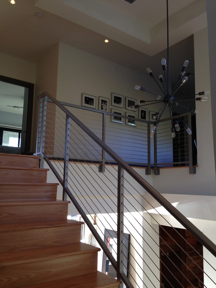 Источник вдохновения для домашнего уюта: прямая деревянная лестница среднего размера в стиле неоклассика (современная классика) с деревянными ступенями