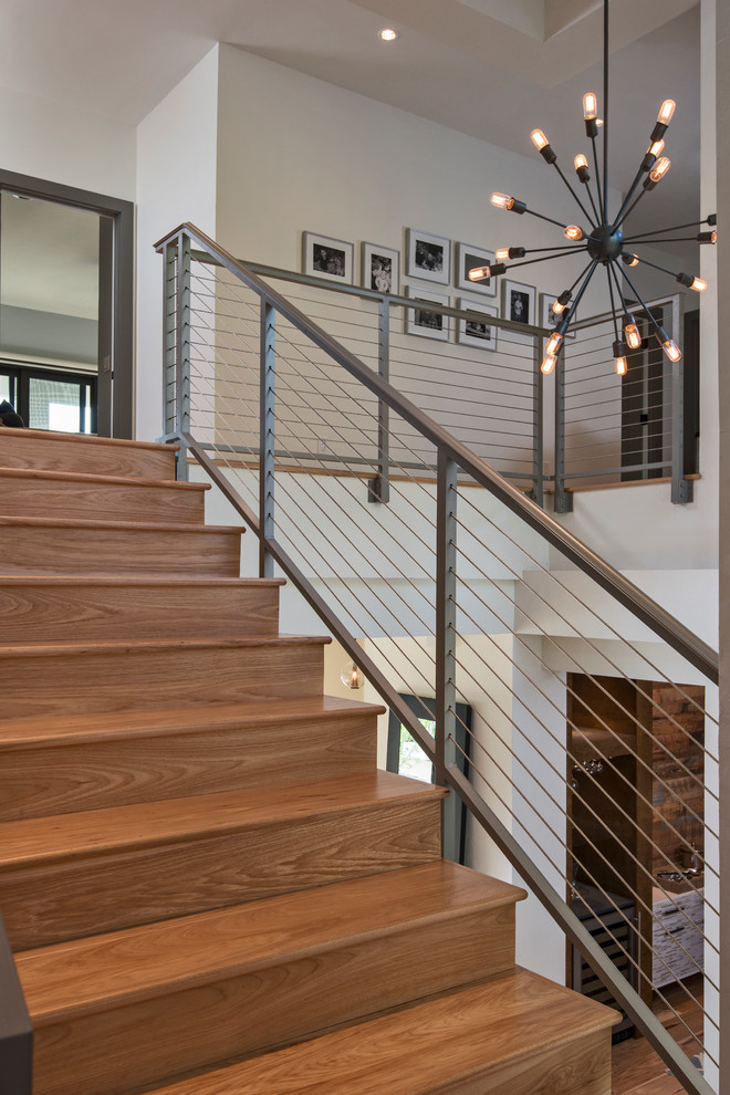 Пример оригинального дизайна: прямая металлическая лестница среднего размера в стиле неоклассика (современная классика) с деревянными ступенями