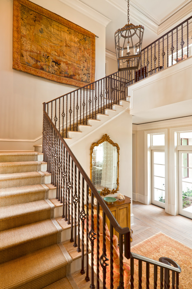 Ejemplo de escalera en U clásica grande con escalones de madera y contrahuellas de madera
