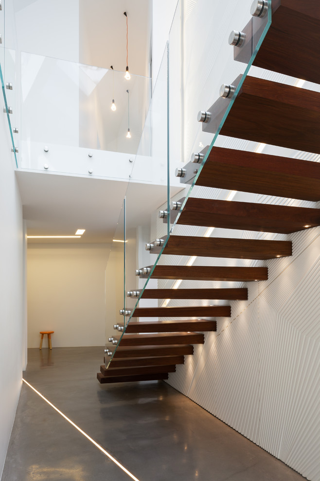 Moderne Treppe in L-Form mit gefliesten Treppenstufen und offenen Setzstufen in Sydney