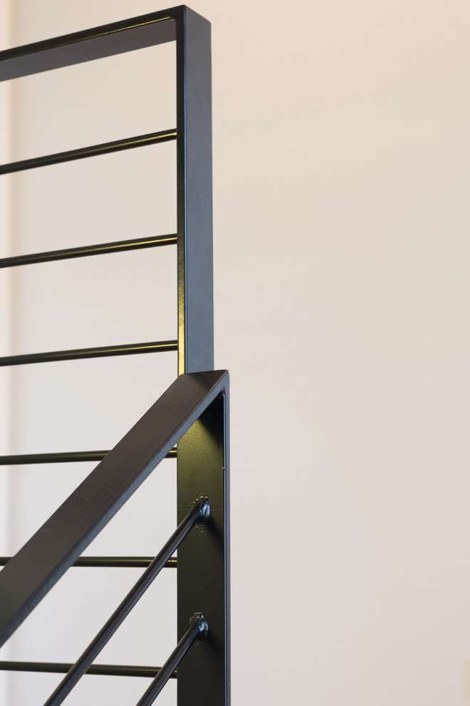 Идея дизайна: п-образная лестница среднего размера в современном стиле с деревянными ступенями
