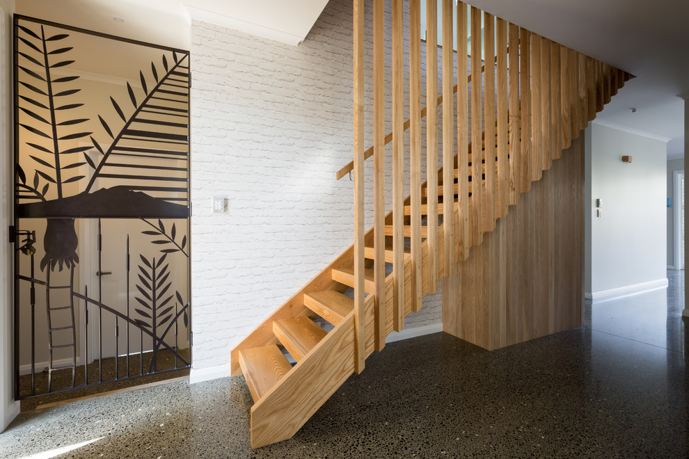 Idée de décoration pour un escalier sans contremarche droit nordique de taille moyenne avec des marches en bois.