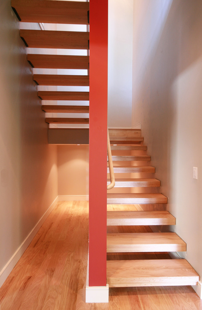 Photo of a modern staircase in Dallas.