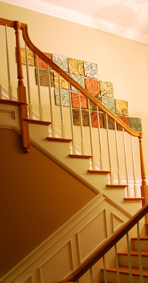 Diseño de escalera clásica con escalones de madera