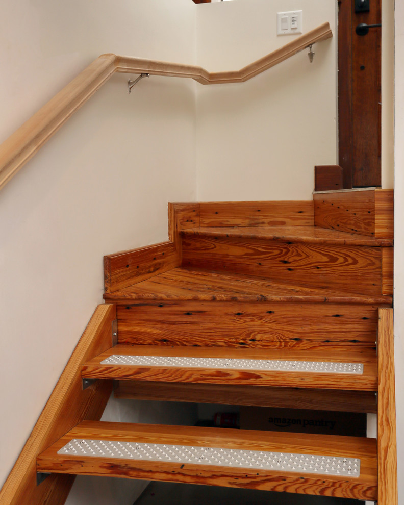 Foto de escalera suspendida tradicional renovada de tamaño medio sin contrahuella con escalones de madera
