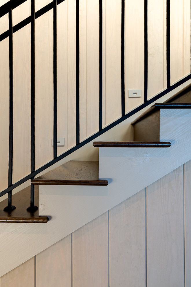Пример оригинального дизайна: прямая деревянная лестница в классическом стиле с деревянными ступенями