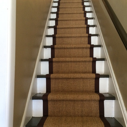 На фото: прямая лестница среднего размера в стиле модернизм с крашенными деревянными ступенями и крашенными деревянными подступенками