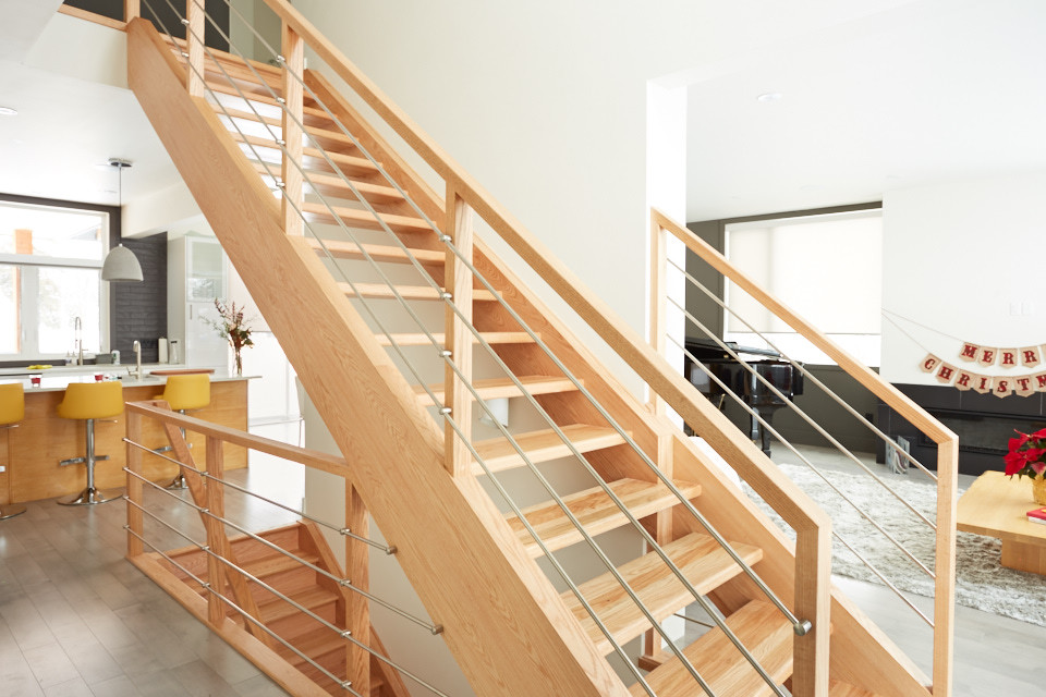 Стильный дизайн: прямая лестница в стиле модернизм с деревянными ступенями и металлическими перилами без подступенок - последний тренд