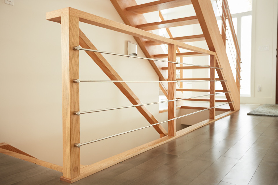Imagen de escalera recta moderna sin contrahuella con escalones de madera y barandilla de varios materiales
