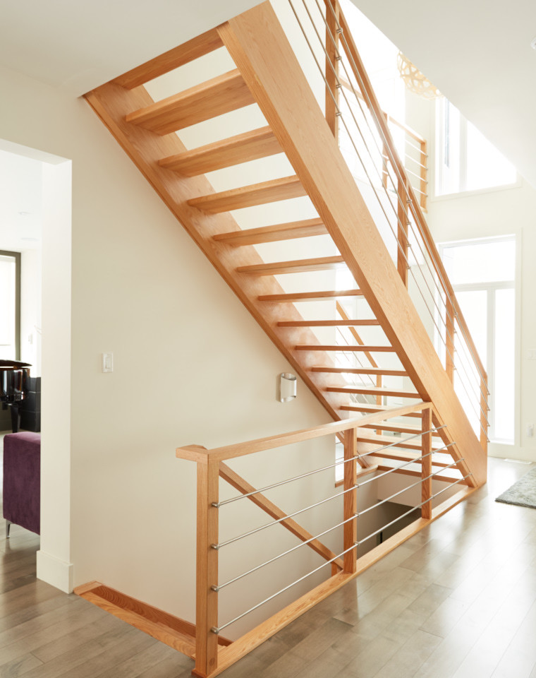 Cette image montre un escalier sans contremarche droit minimaliste avec des marches en bois et un garde-corps en matériaux mixtes.