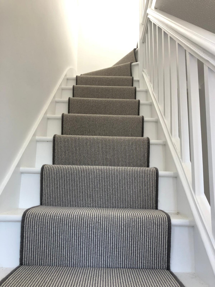 Стильный дизайн: лестница в стиле модернизм с деревянными перилами и ступенями с ковровым покрытием - последний тренд