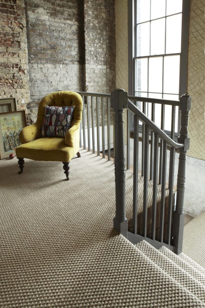 Источник вдохновения для домашнего уюта: угловая лестница среднего размера в стиле лофт с ступенями с ковровым покрытием, ковровыми подступенками и деревянными перилами
