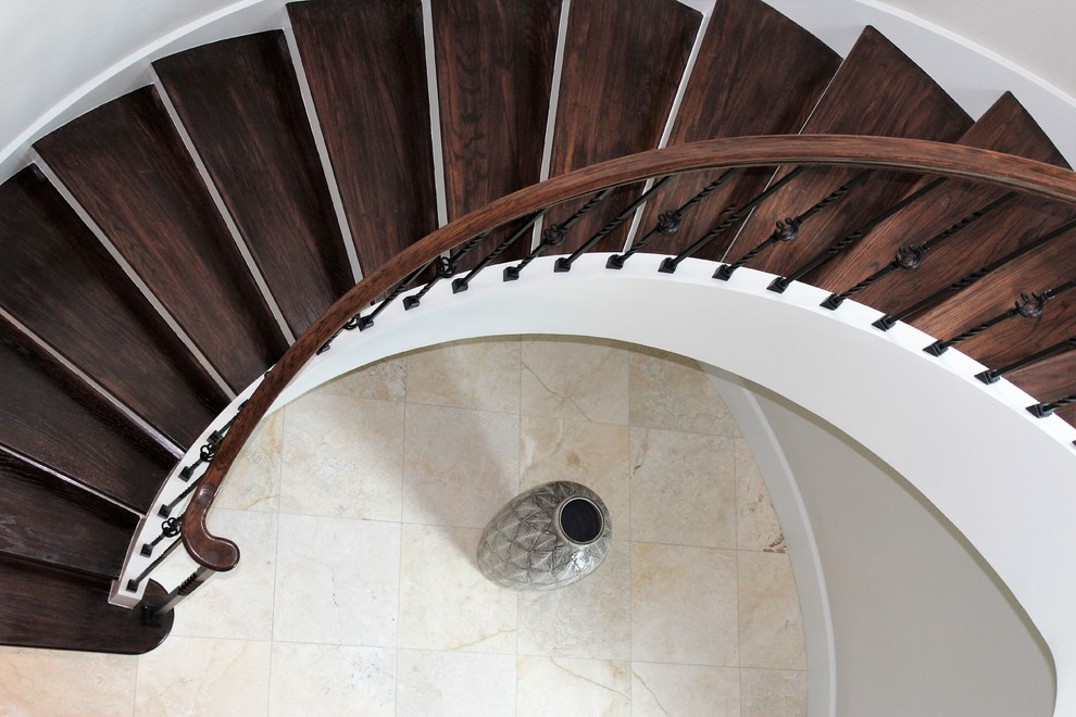 Foto de escalera de caracol clásica renovada grande con escalones de madera y barandilla de varios materiales