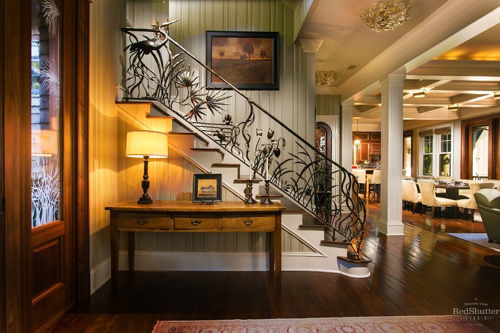 На фото: п-образная лестница среднего размера в морском стиле с деревянными ступенями, крашенными деревянными подступенками и металлическими перилами с