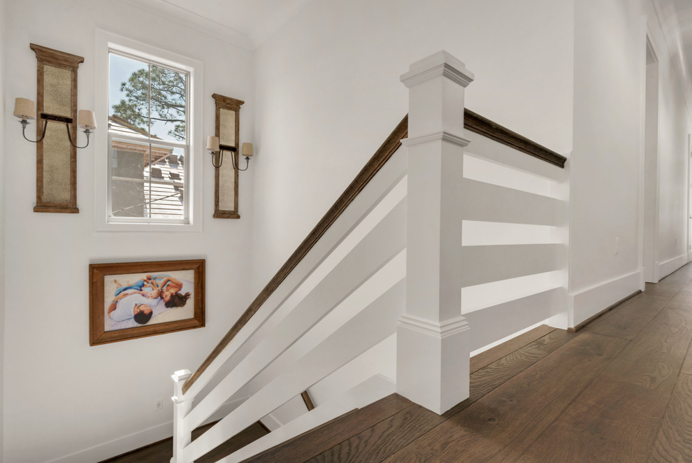 Источник вдохновения для домашнего уюта: большая п-образная деревянная лестница в морском стиле с деревянными ступенями