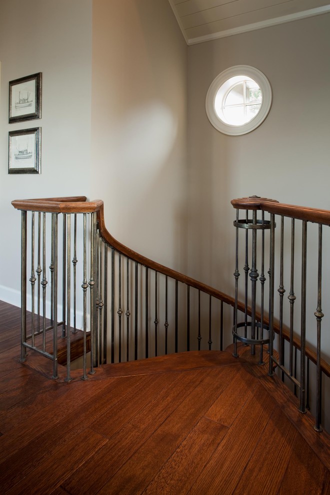 Ejemplo de escalera de caracol bohemia grande con escalones de madera y contrahuellas de madera
