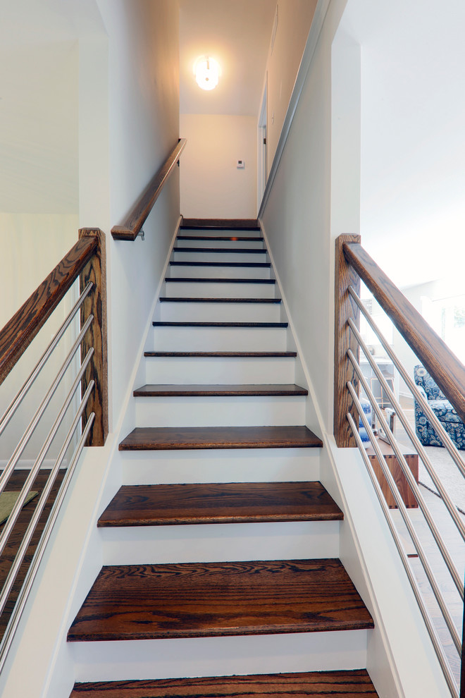 Пример оригинального дизайна: прямая лестница среднего размера в стиле неоклассика (современная классика) с деревянными ступенями, крашенными деревянными подступенками и металлическими перилами