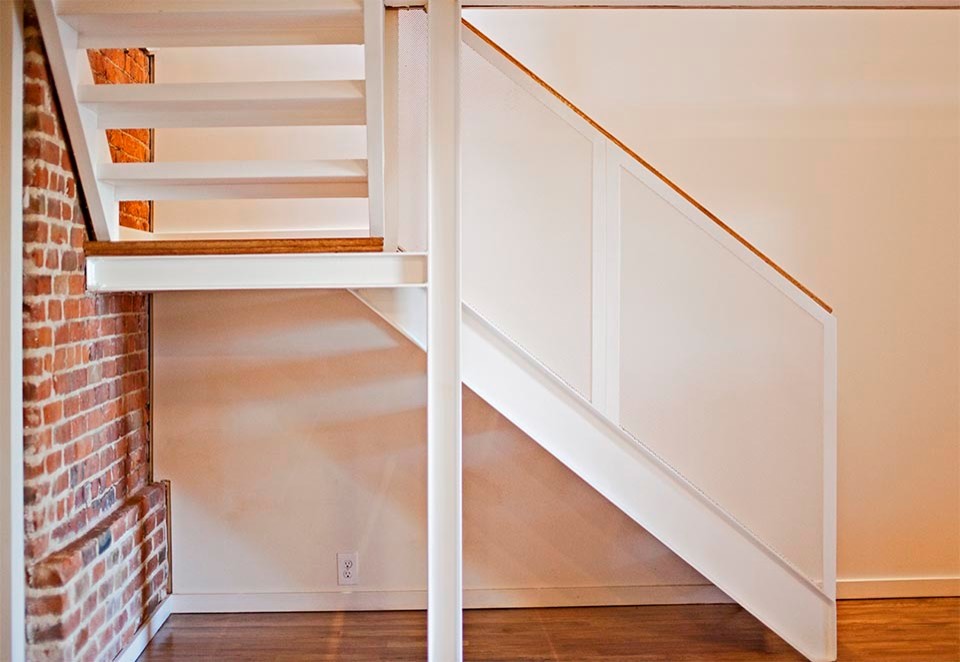 На фото: угловая лестница среднего размера в современном стиле с деревянными ступенями и металлическими перилами без подступенок