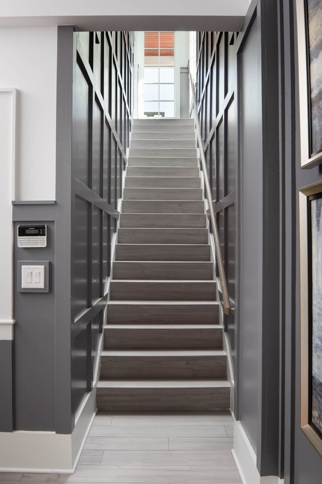 На фото: прямая лестница среднего размера в морском стиле с ступенями из плитки, подступенками из плитки и деревянными перилами