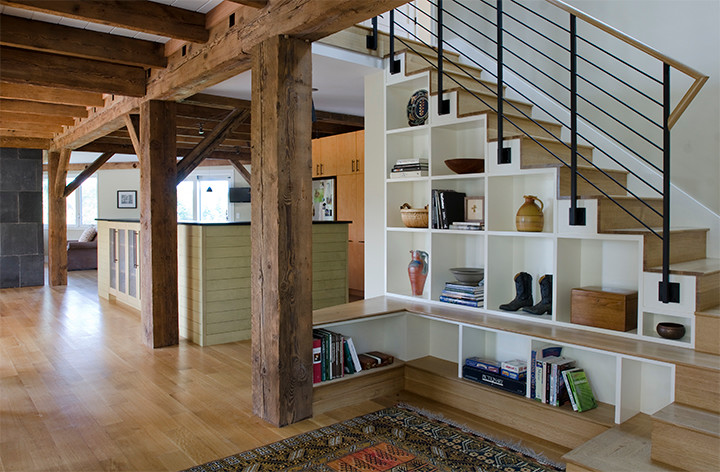 Moderne Holztreppe in L-Form mit Holz-Setzstufen in Portland Maine