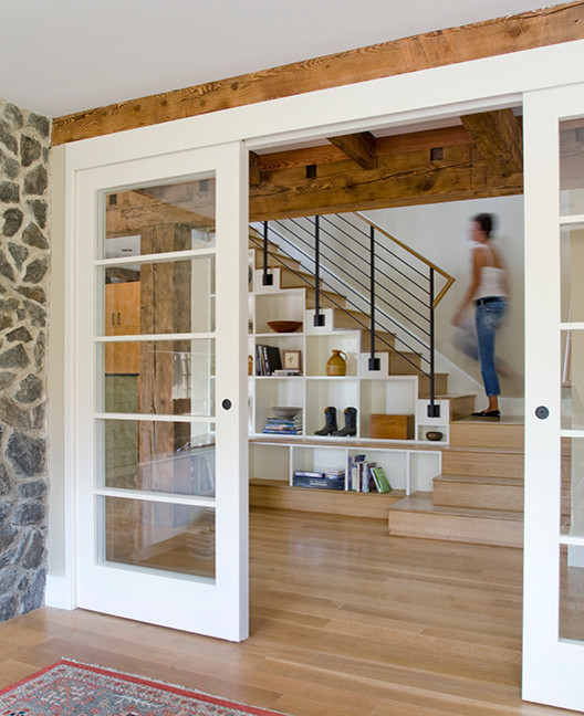 Imagen de escalera en L contemporánea con escalones de madera y contrahuellas de madera