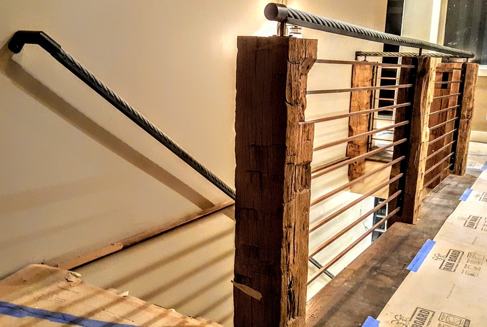 Foto di una grande scala a rampa dritta rustica con pedata in legno, alzata in legno e parapetto in materiali misti