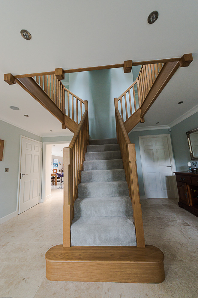 Cette photo montre un escalier droit tendance de taille moyenne avec des marches en moquette et des contremarches en moquette.
