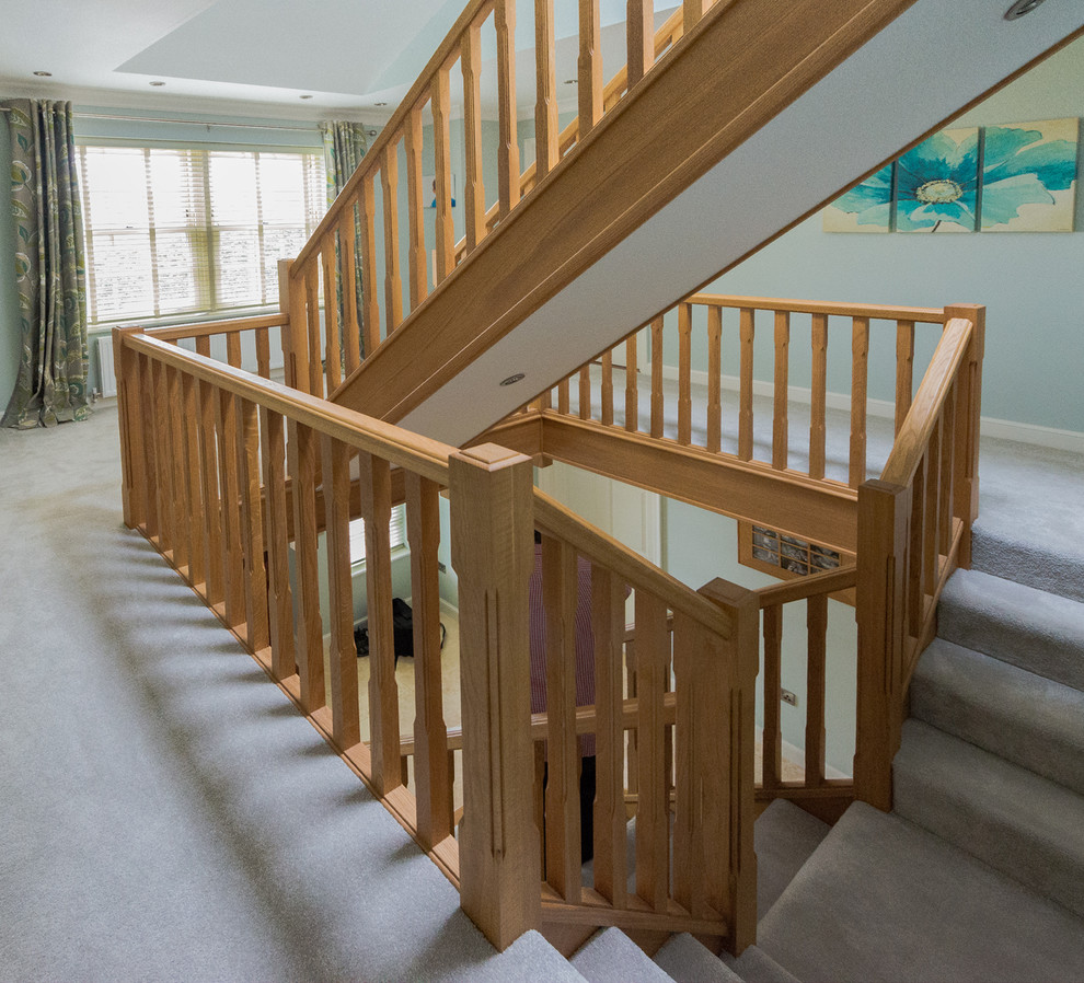 Idéer för att renovera en mellanstor funkis rak trappa, med heltäckningsmatta och sättsteg med heltäckningsmatta