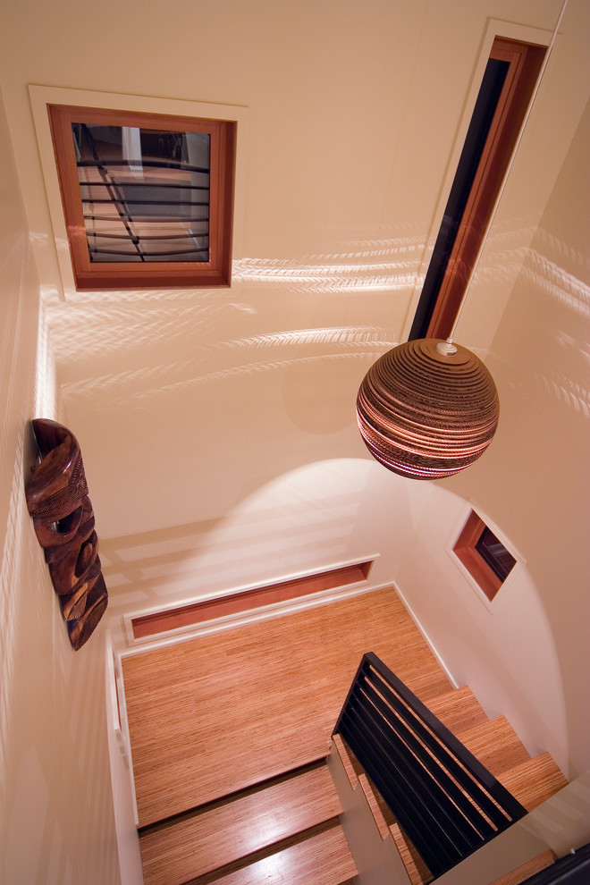 На фото: маленькая п-образная деревянная лестница в современном стиле с деревянными ступенями для на участке и в саду с