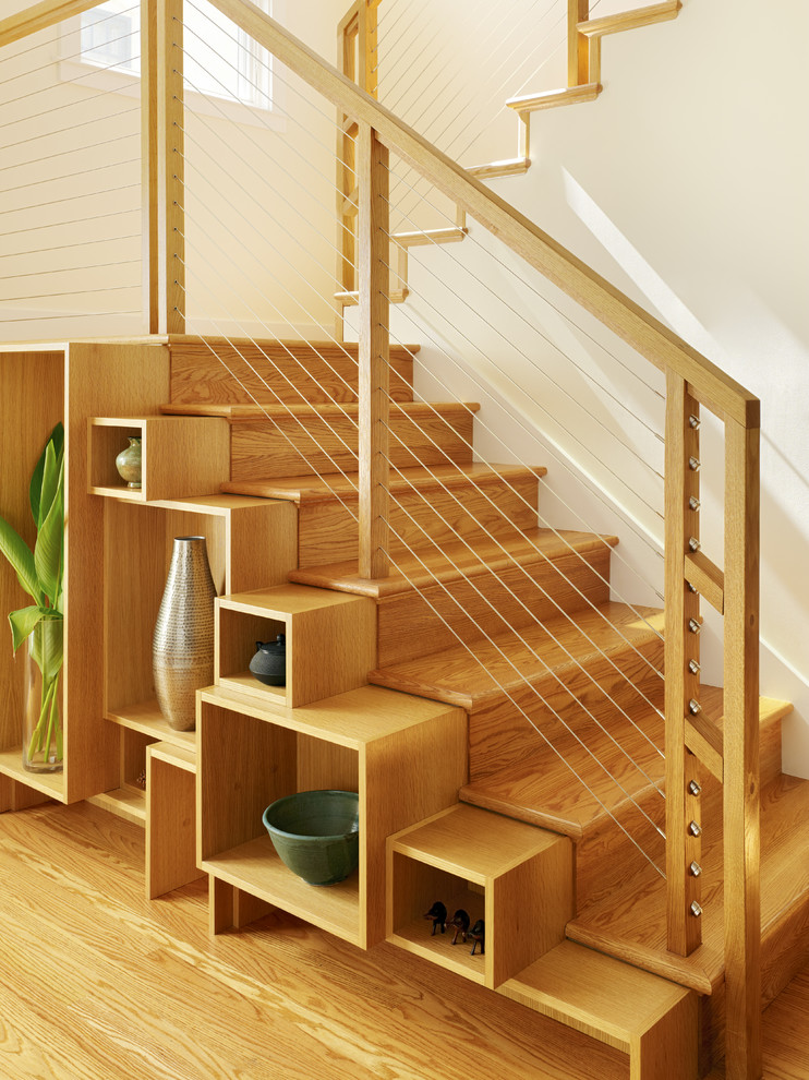Cette image montre un escalier design en U de taille moyenne avec des marches en bois et des contremarches en bois.