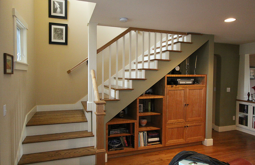 Источник вдохновения для домашнего уюта: лестница в стиле кантри с кладовкой или шкафом под ней