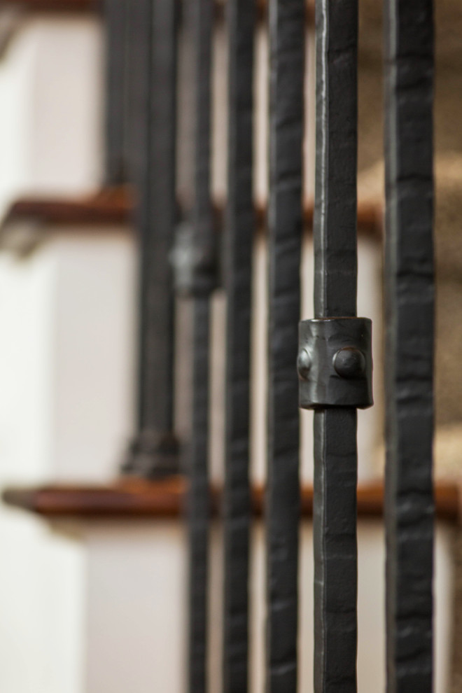 Foto de escalera recta de estilo americano de tamaño medio con escalones enmoquetados, contrahuellas enmoquetadas y barandilla de metal