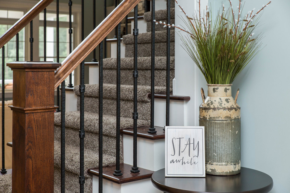 Ejemplo de escalera recta de estilo americano de tamaño medio con escalones enmoquetados, contrahuellas enmoquetadas y barandilla de metal