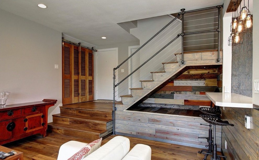 Diseño de escalera en U rústica de tamaño medio con escalones de madera y contrahuellas de madera