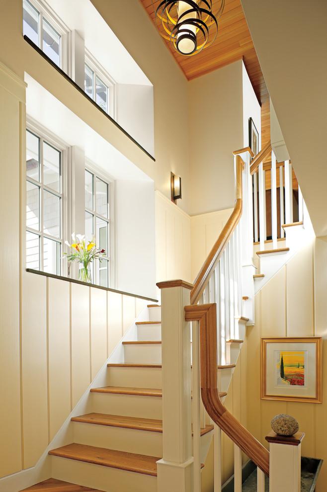 Mittelgroße Klassische Holztreppe in L-Form mit gebeizten Holz-Setzstufen in New York