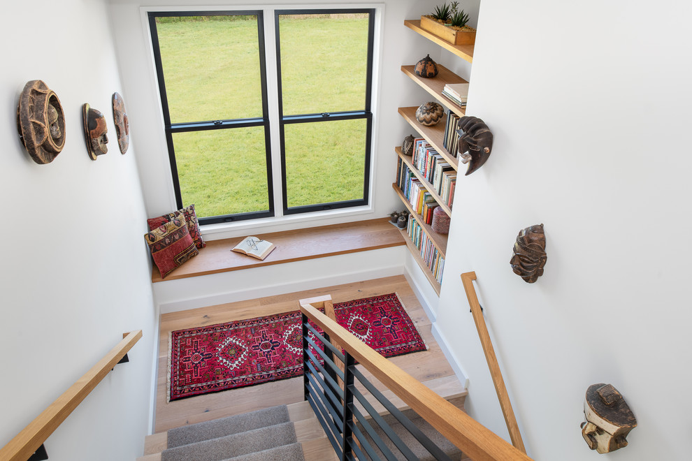 Mittelgroße Landhaus Treppe in U-Form mit Teppich-Treppenstufen, Teppich-Setzstufen und Mix-Geländer in Burlington
