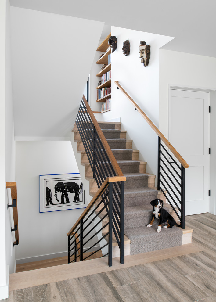 На фото: п-образная лестница среднего размера в стиле кантри с ступенями с ковровым покрытием, ковровыми подступенками и перилами из смешанных материалов
