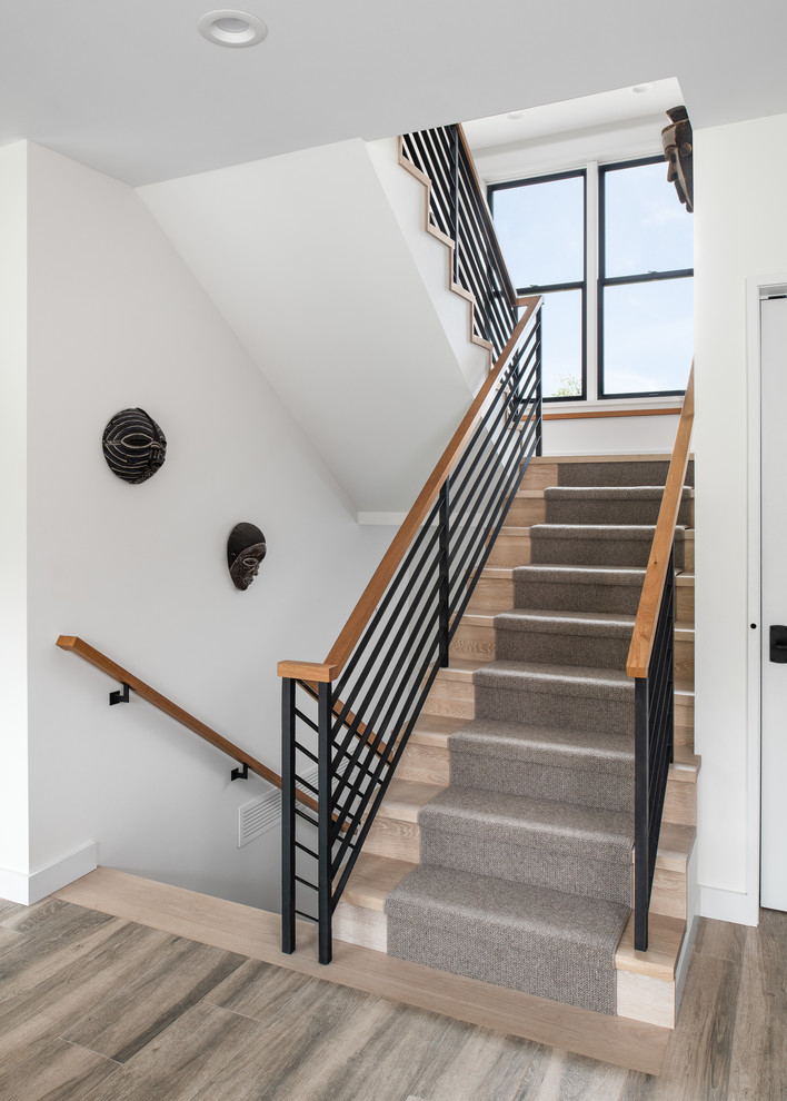 Свежая идея для дизайна: п-образная лестница среднего размера в стиле кантри с ступенями с ковровым покрытием, ковровыми подступенками и перилами из смешанных материалов - отличное фото интерьера