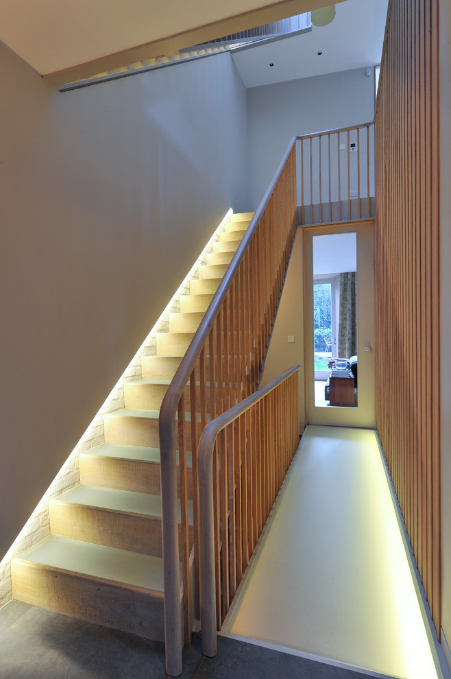 Пример оригинального дизайна: прямая деревянная лестница в стиле неоклассика (современная классика) с стеклянными ступенями