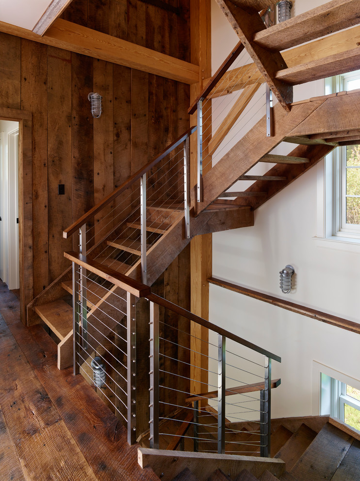 Ejemplo de escalera en U campestre grande sin contrahuella con escalones de madera