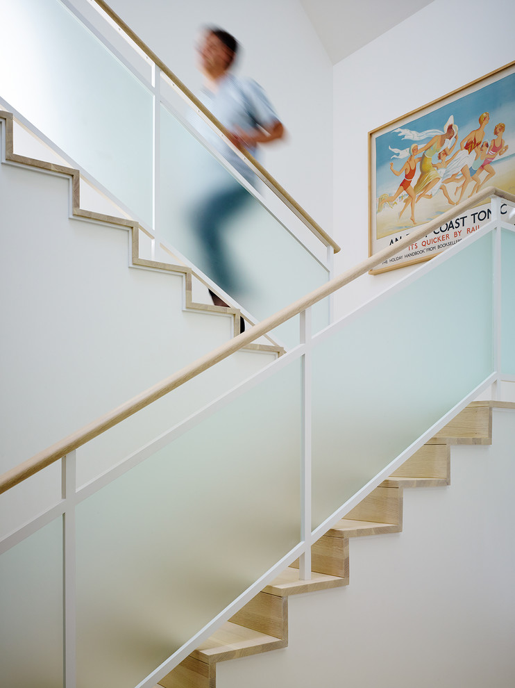 Стильный дизайн: п-образная деревянная лестница в морском стиле с деревянными ступенями и стеклянными перилами - последний тренд