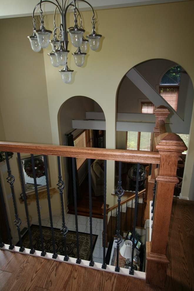 Immagine di una grande scala a "L" design con pedata in legno e alzata in legno verniciato