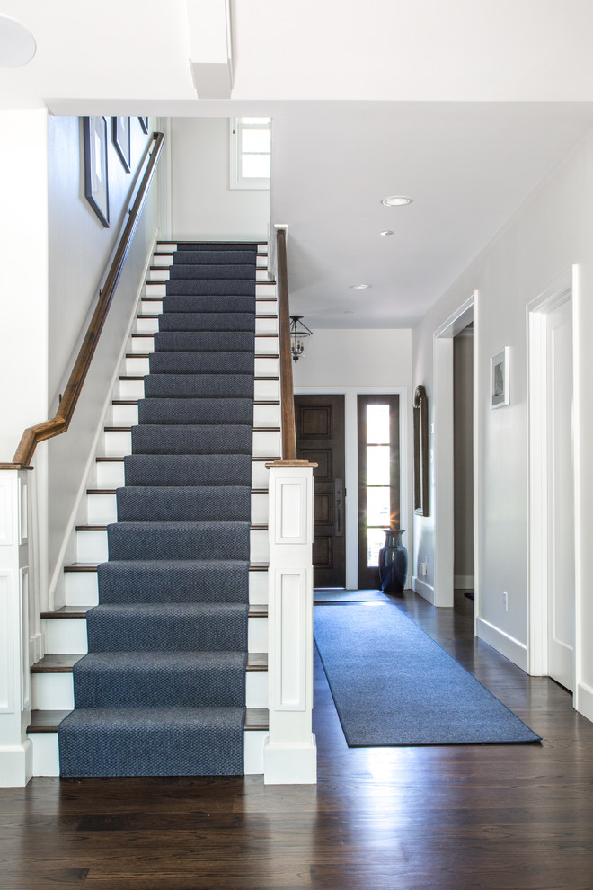 Gerade, Mittelgroße Klassische Treppe mit Teppich-Treppenstufen und Teppich-Setzstufen in Sonstige