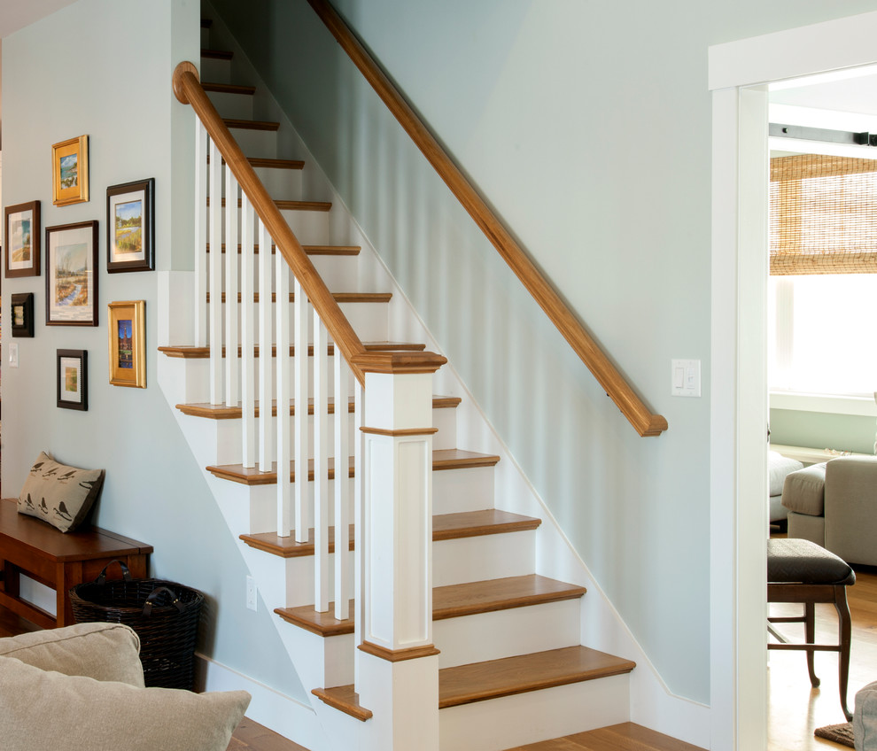 Imagen de escalera recta de estilo americano de tamaño medio con escalones de madera y contrahuellas de madera pintada